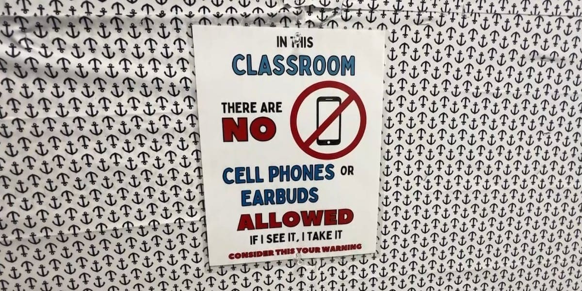 Senate committee clears bill to ban or restrict cell phones in school