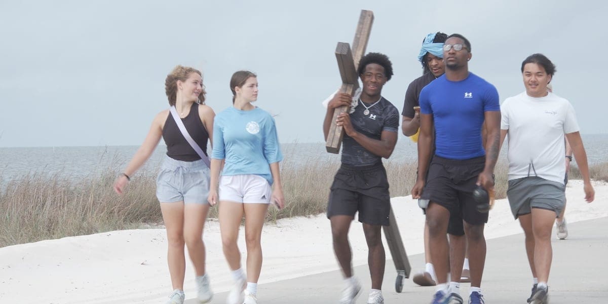 D’Iberville church youth group carries cross in 11-mile Good Friday walk